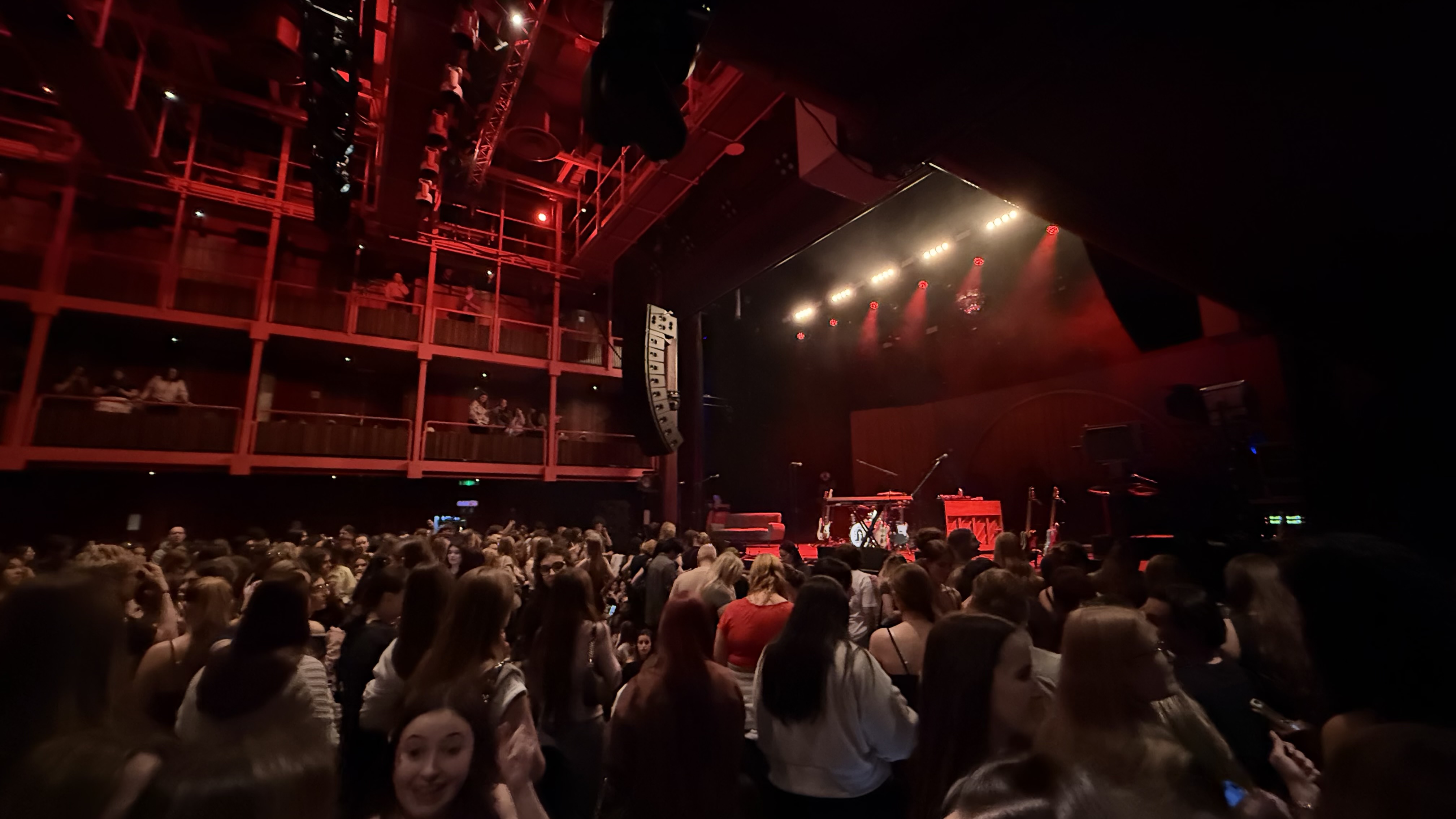 Sombr Live in Brussels: Energy, Anticipation, and Fan Interaction